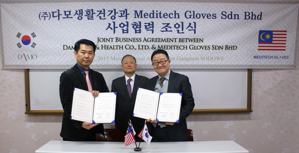 2015년 12월 말레이시아 Meditech와 기술계약 체결.jpg